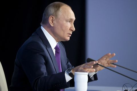 Wladimir Putin und sein Thermobecher: Russlands Präsident nimmt ihn überall mit. 