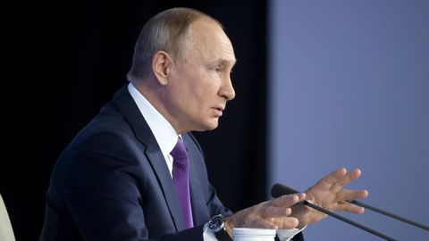 Wladimir Putin und sein Thermobecher: Russlands Präsident nimmt ihn überall mit. 