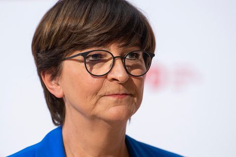 Saskia Esken blickt ernst