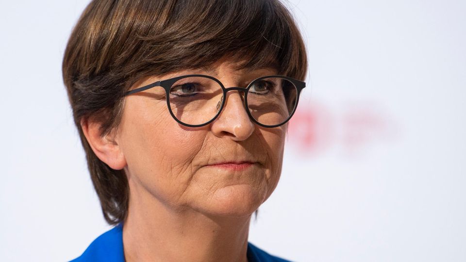 Saskia Esken blickt ernst