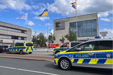 Polizei und Rettungskräfte nach der Messerattacke an der Hochschule Hamm-Lippstadt