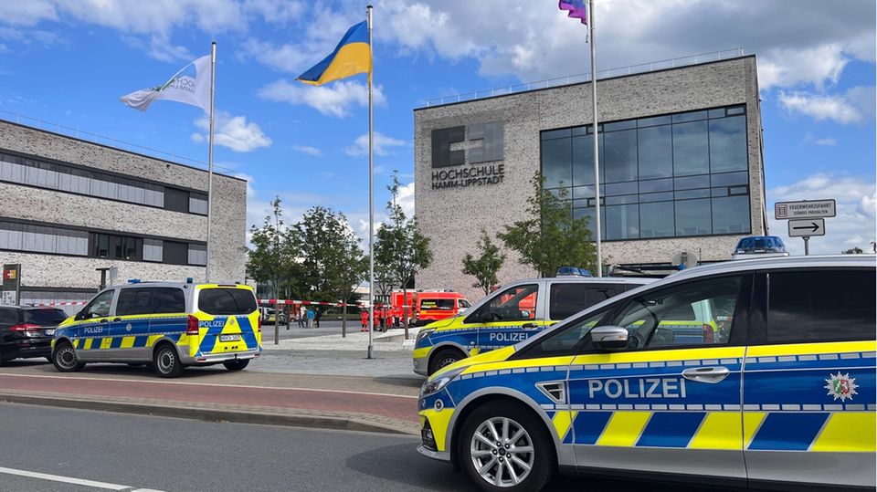 Polizei und Rettungskräfte nach der Messerattacke an der Hochschule Hamm-Lippstadt