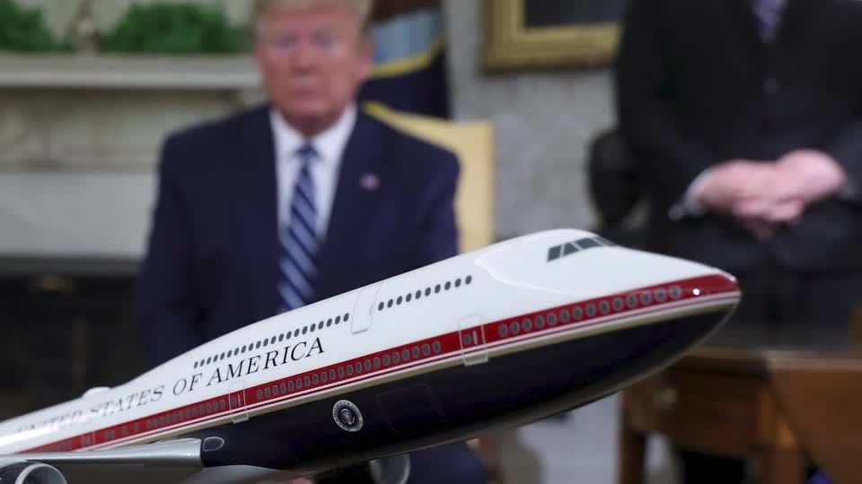 Video: Biden kassiert Trumps Air-Force-One-Design