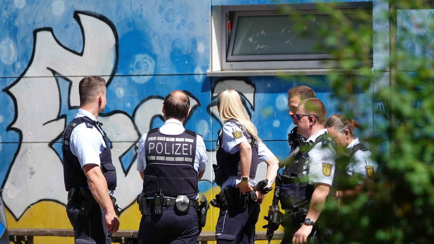 Polizisten am Ort einer Messerattacke an einer Grundschule in Esslingen
