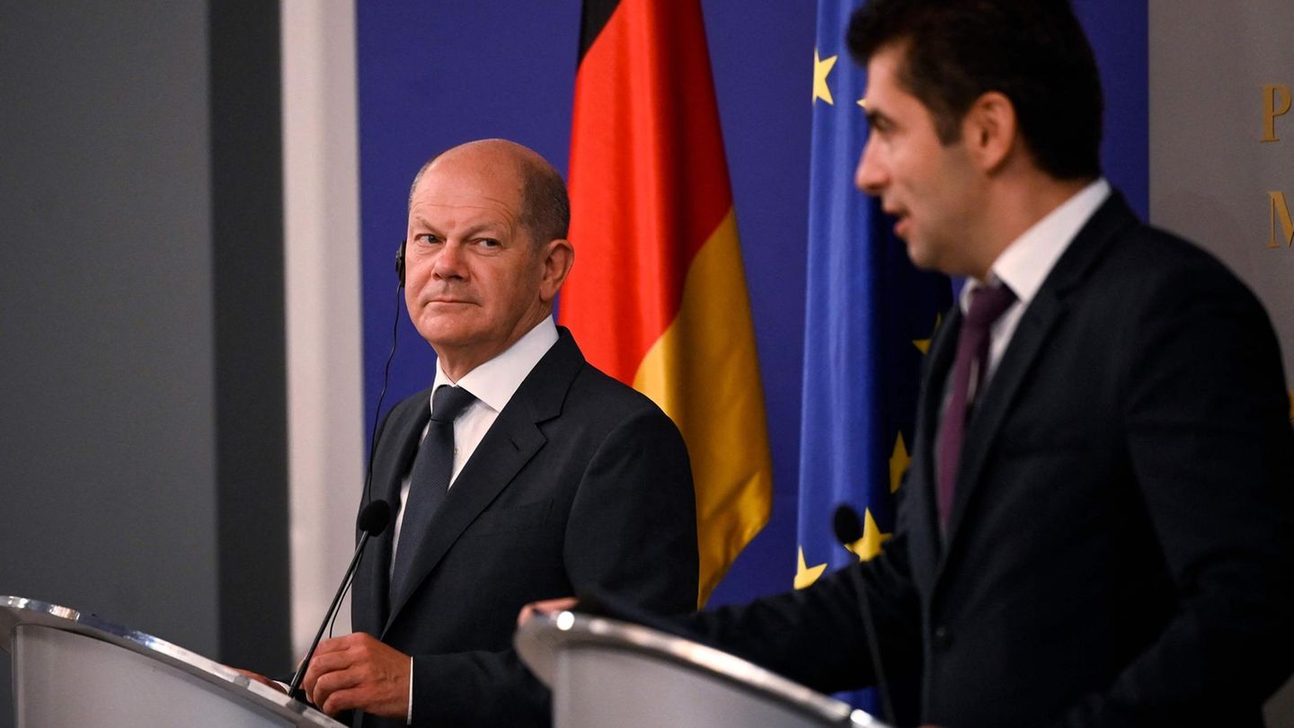 Bundeskanzler Olaf Scholz blickt nach links auf zum bulgarischen Premier Kiril Petkow Bundeskanzler Olaf Scholz blickt nach links auf zum bulgarischen Premier Kiril Petkow