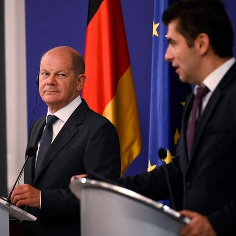 Bundeskanzler Olaf Scholz blickt nach links auf zum bulgarischen Premier Kiril Petkow