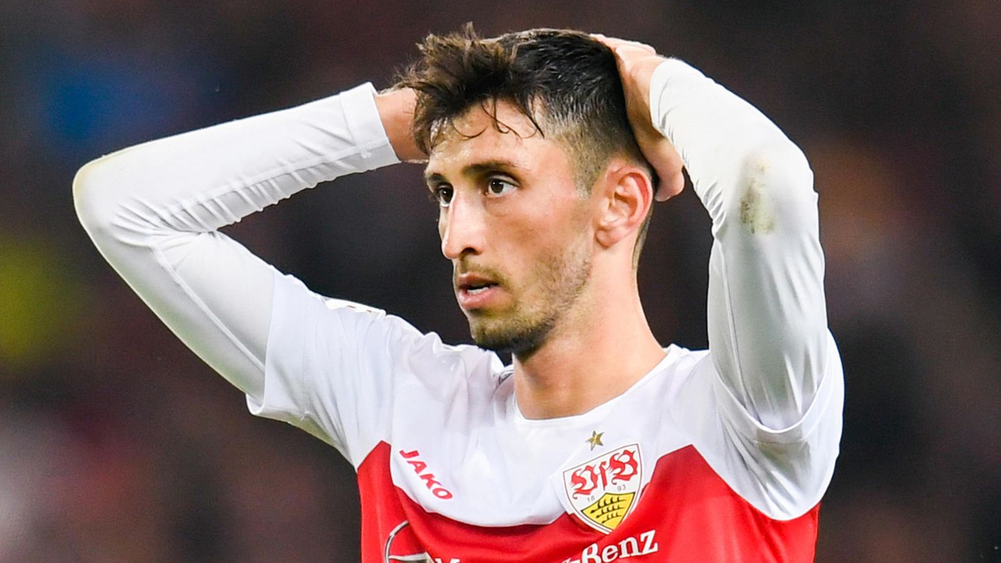 Atakan Karazor vom VfB Stuttgart hält die Hände hinter den Kopf