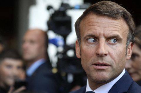 Frankreichs Präsident Emmanuel Macron schaut angespannt zur Seite