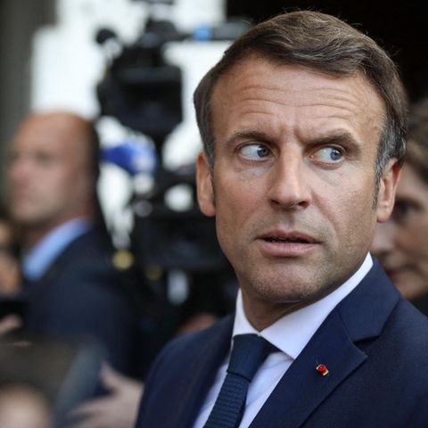 Frankreichs Präsident Emmanuel Macron schaut angespannt zur Seite