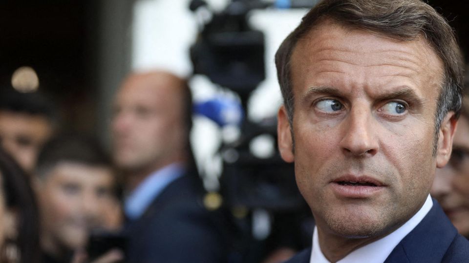Frankreichs Präsident Emmanuel Macron schaut angespannt zur Seite