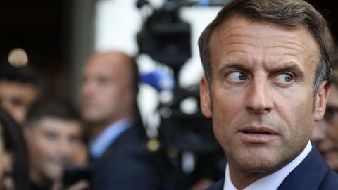 Frankreichs Präsident Emmanuel Macron schaut angespannt zur Seite