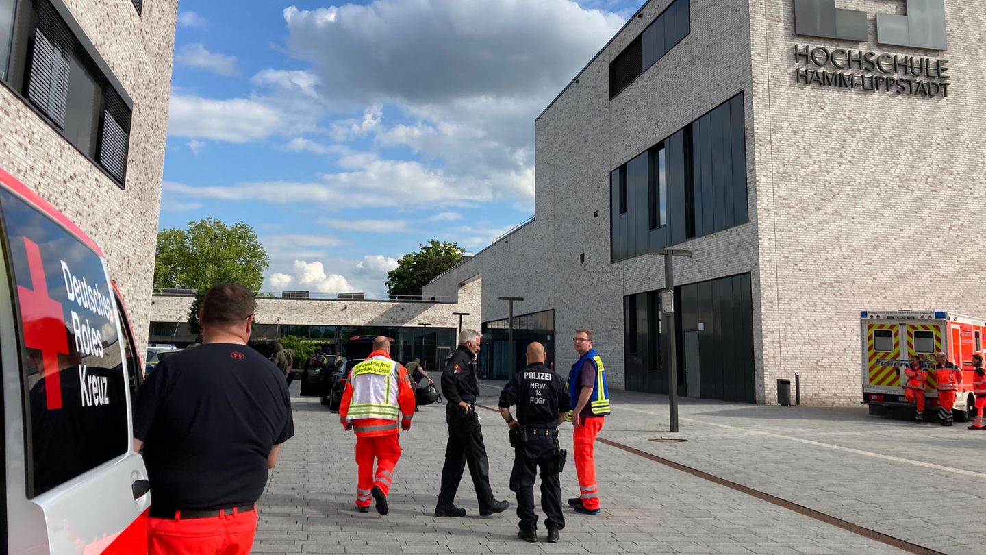 Einsatzkräfte der Polizei sind auf dem Gelände der Hochschule Hamm-Lippstadt