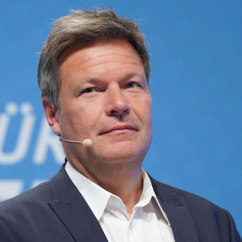 Robert Habeck blickt in die Ferne