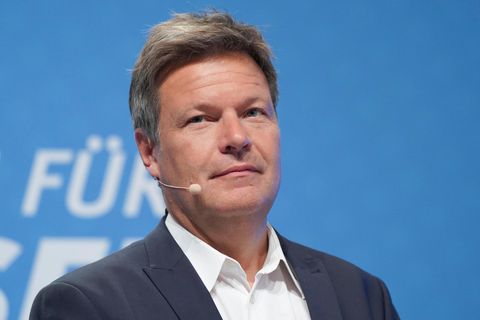 Robert Habeck blickt in die Ferne