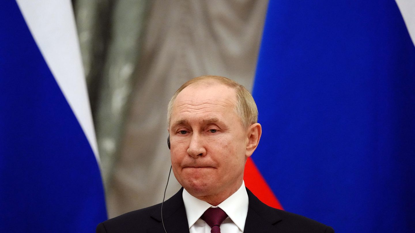 Wladimir Putin mit Kopfhörer. Er lässt seit Monaten die Ukraine angreifen