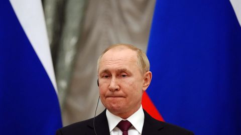 Wladimir Putin mit Kopfhörer. Er lässt seit Monaten die Ukraine angreifen