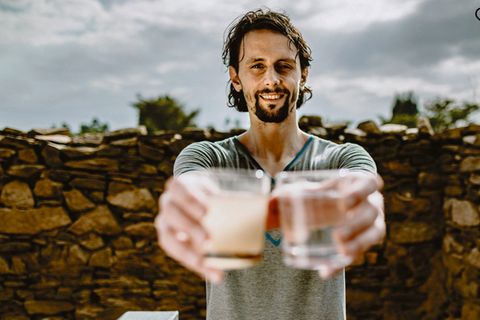 Ex-BVB-Spieler Neven Subotić hält zwei Wassergläser in der Hand
