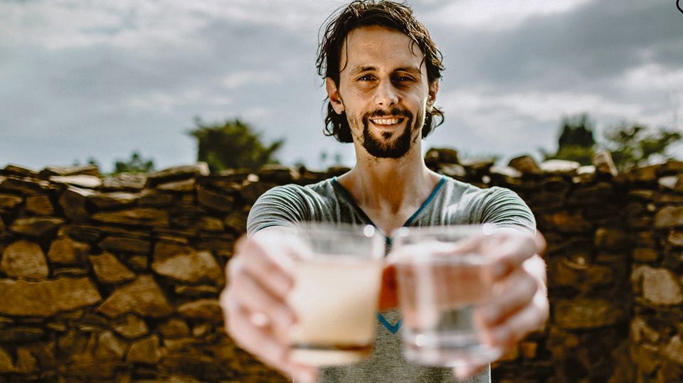 Ex-BVB-Spieler Neven Subotić hält zwei Wassergläser in der Hand