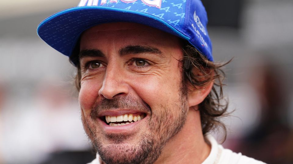 Fernando Alonso lächelt in die Kamera