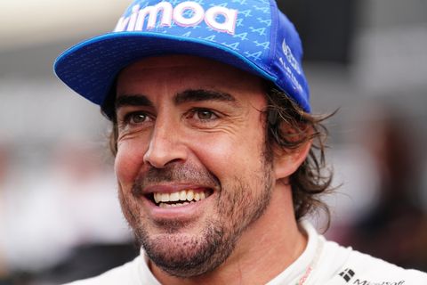 Fernando Alonso lächelt in die Kamera