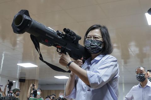 Taiwans Präsidentin Tsai Ing-wen mit einer Panzer-Aberwehrwaffe