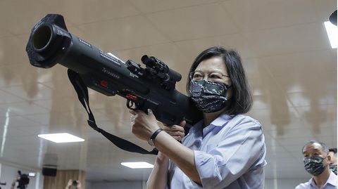 Taiwans Präsidentin Tsai Ing-wen mit einer Panzer-Aberwehrwaffe