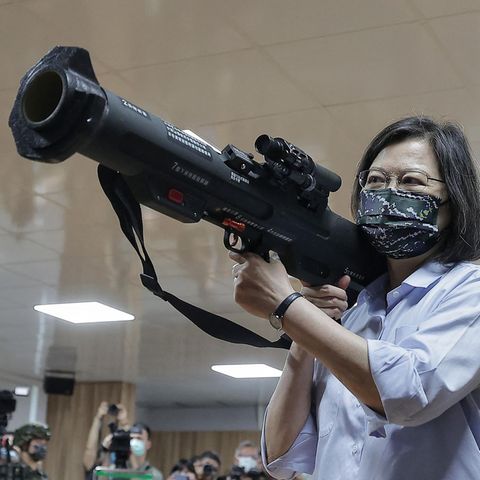 Taiwans Präsidentin Tsai Ing-wen mit einer Panzer-Aberwehrwaffe