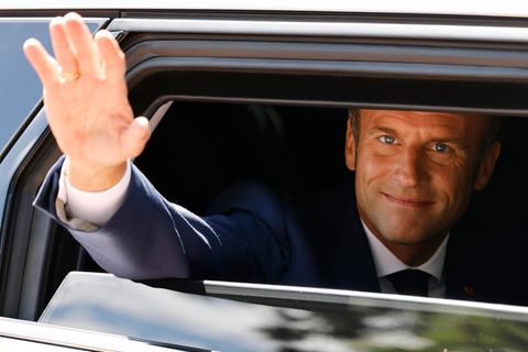Frankreichs Präsident Emmanuel Macron winkt seinen Anhängern zu.