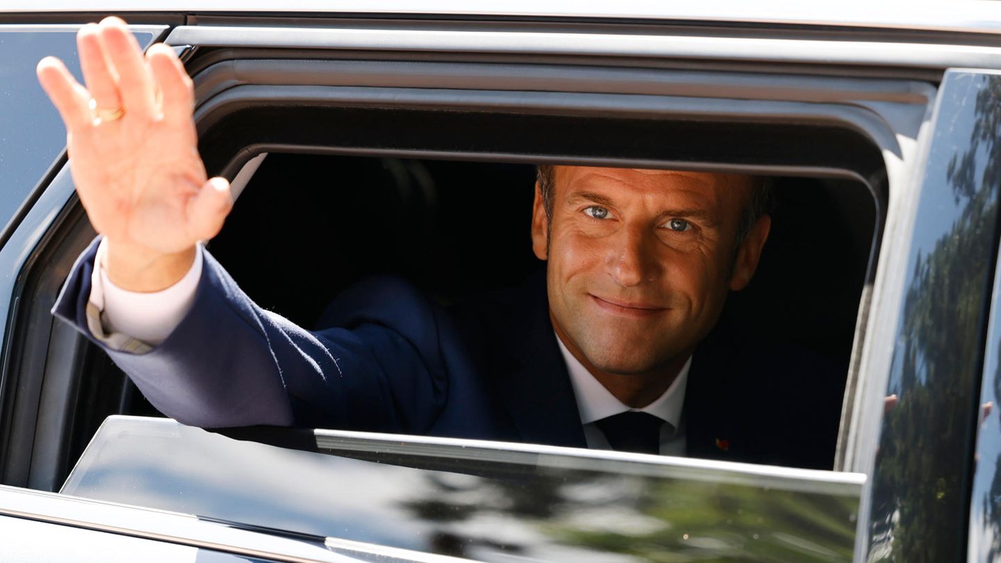 Frankreichs Präsident Emmanuel Macron winkt seinen Anhängern zu.
