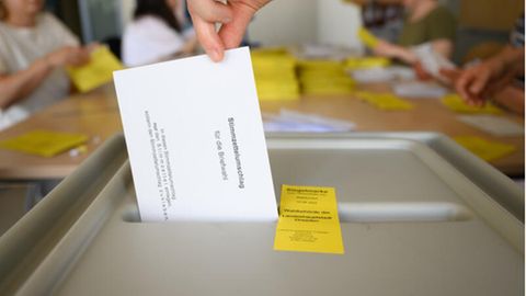 Sachsen Landratswahl: Eine Frau wirft einen Wahlumschlag in die Urne