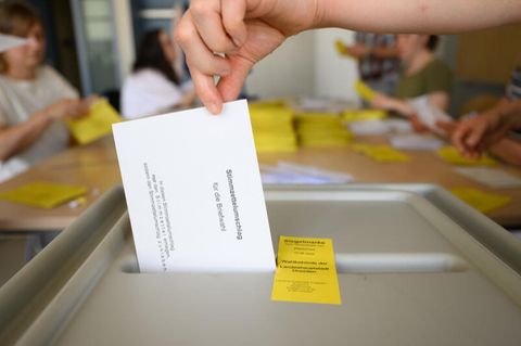 Sachsen Landratswahl: Eine Frau wirft einen Wahlumschlag in die Urne