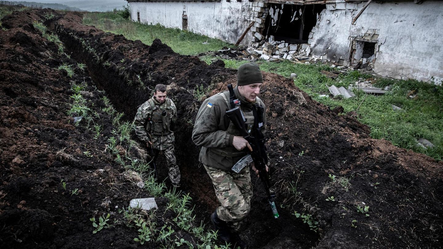 Ukrainische Soldaten kehren im Donbas von der Front zurück Ukrainische Soldaten kehren im Donbas von der Front zurück