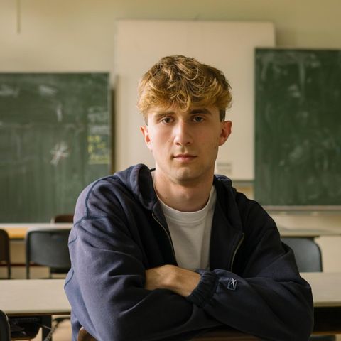 Tim Wiedenmeier in einem Klassenraum