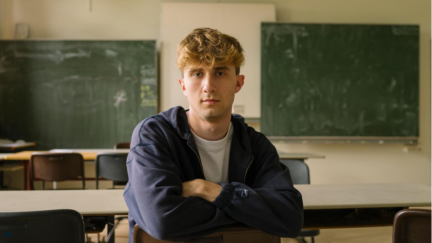 Tim Wiedenmeier in einem Klassenraum
