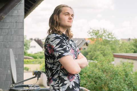 Thomas Buth auf seinem Balkon