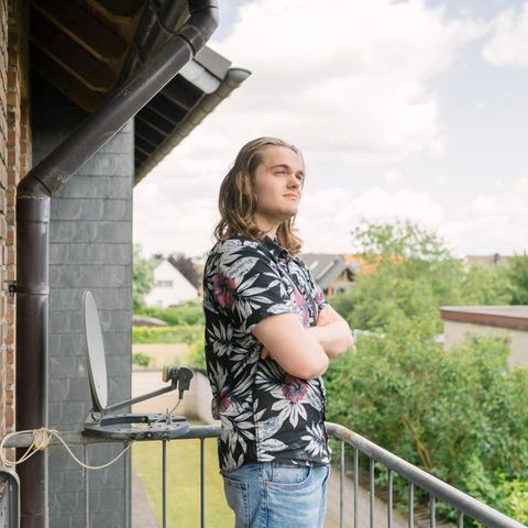 Thomas Buth auf seinem Balkon