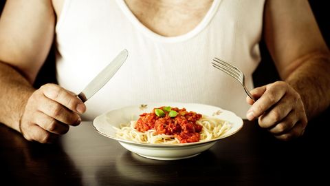 Spaghetti mit Tomatensoße? Zieht besser dafür kein weißes Oberteil an ...