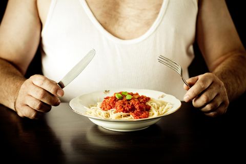 Spaghetti mit Tomatensoße? Zieht besser dafür kein weißes Oberteil an ...