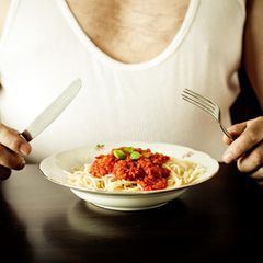 Spaghetti mit Tomatensoße? Zieht besser dafür kein weißes Oberteil an ...