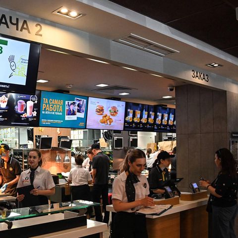 Mitarbeiter arbeiten in einer neuen McDonald's-Filiale in Moskau