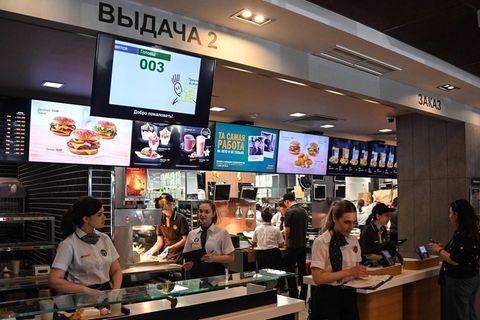 Mitarbeiter arbeiten in einer neuen McDonald's-Filiale in Moskau
