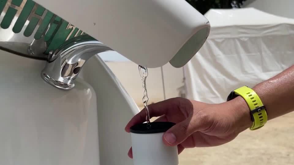 Video: Völlig aus der Luft gegriffen: Trinkwasser ohne Leitung Video: Völlig aus der Luft gegriffen: Trinkwasser ohne Leitung