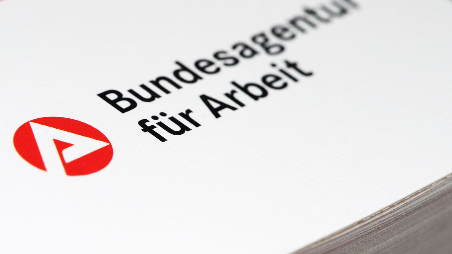 Blick auf ein Formular mit dem Logo der Arbeitsagentur
