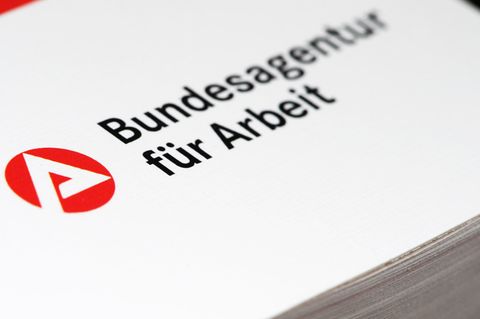 Blick auf ein Formular mit dem Logo der Arbeitsagentur