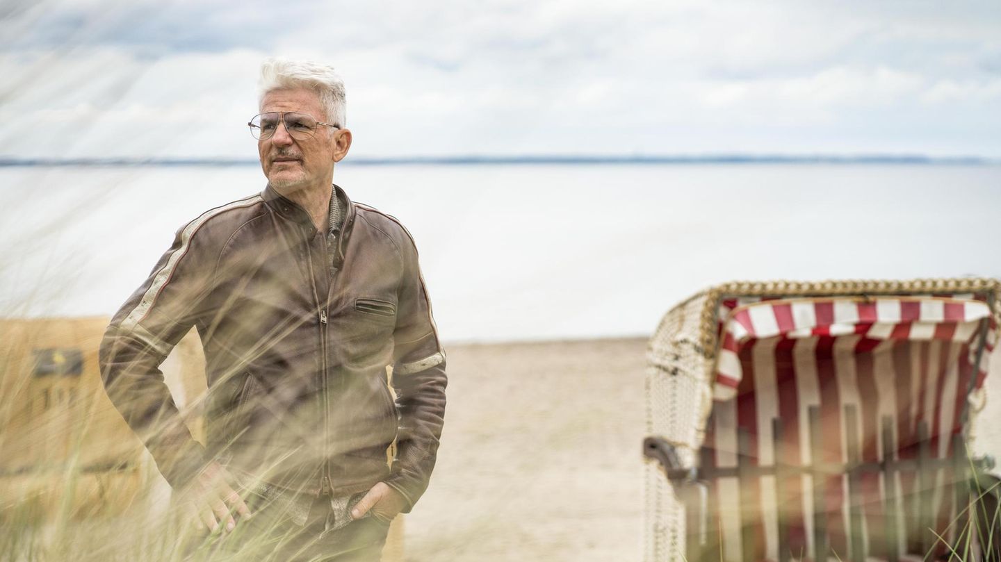 Heinz Strunk am Strand in Niendorf