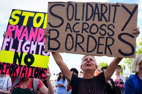 Proteste in Großbritannien gegen Abschiebeflüge nach Ruanda
