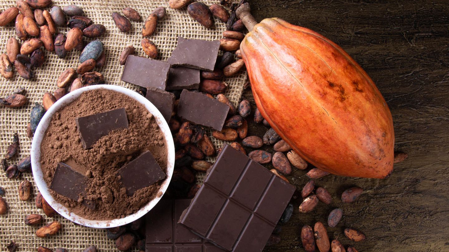 Kakaobohnen und Schokolade liegen auf einem Tisch