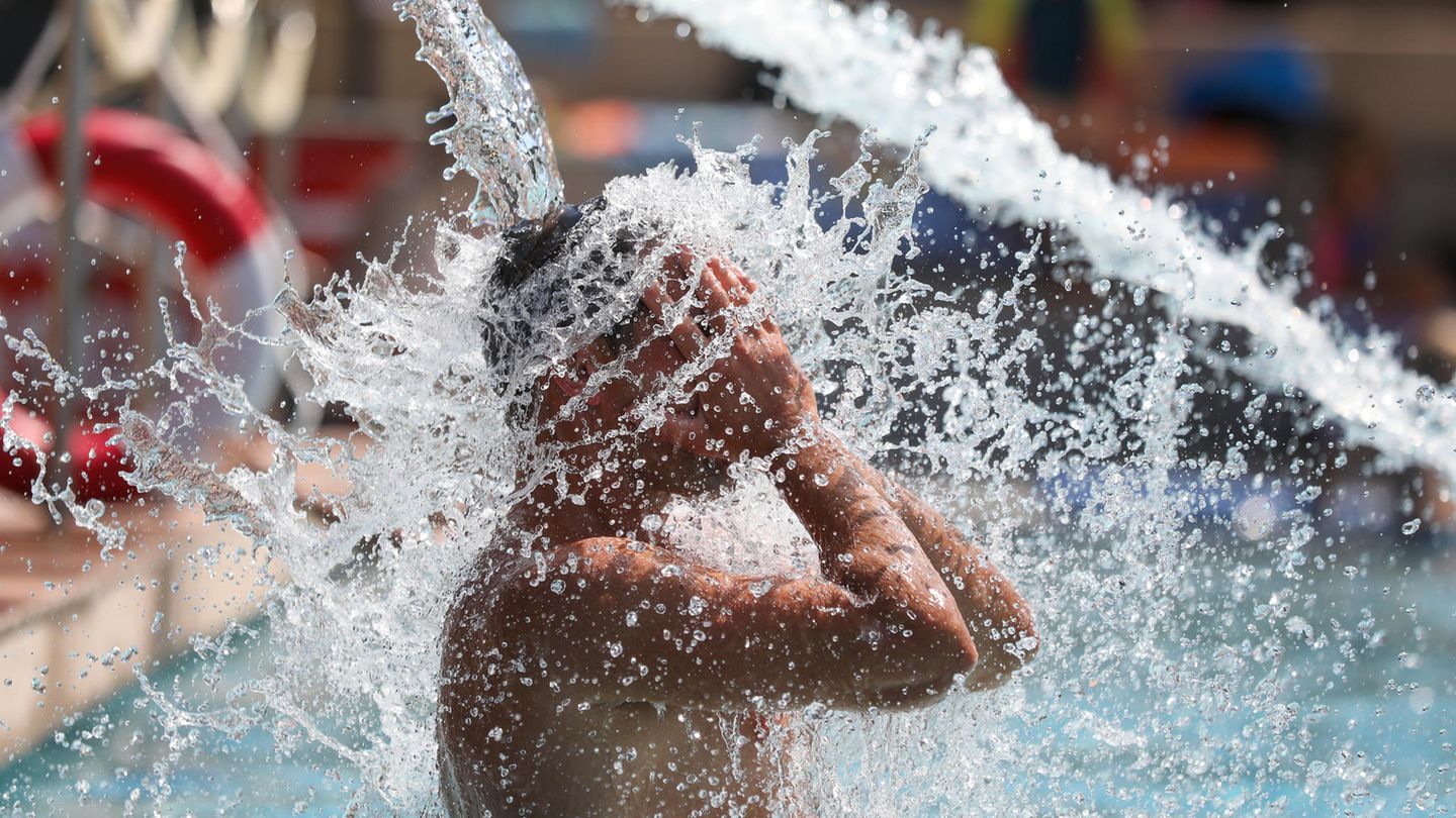 Hitze in Deutschland: Da hilft eine Abkühlung im Freibad.