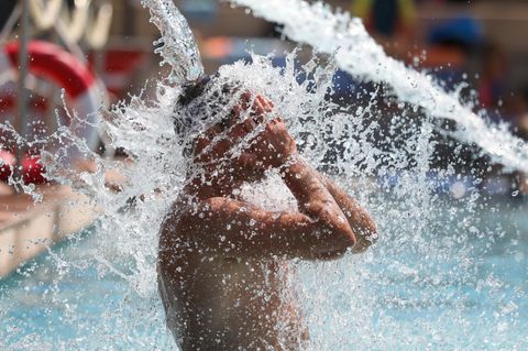 Hitze in Deutschland: Da hilft eine Abkühlung im Freibad.