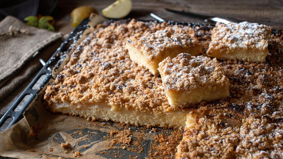 Rustikaler Apfelkuchen mit Streuseln auf einem Backblech